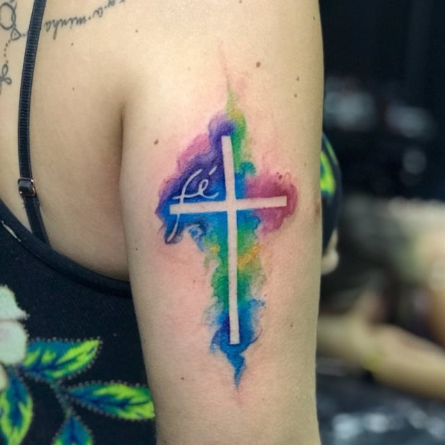tattoo femenino con una cruz 51