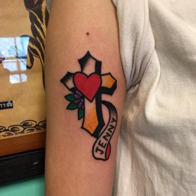 tattoo femenino con una cruz 52