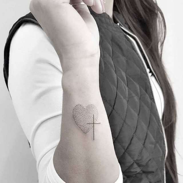 tattoo femenino con una cruz 53