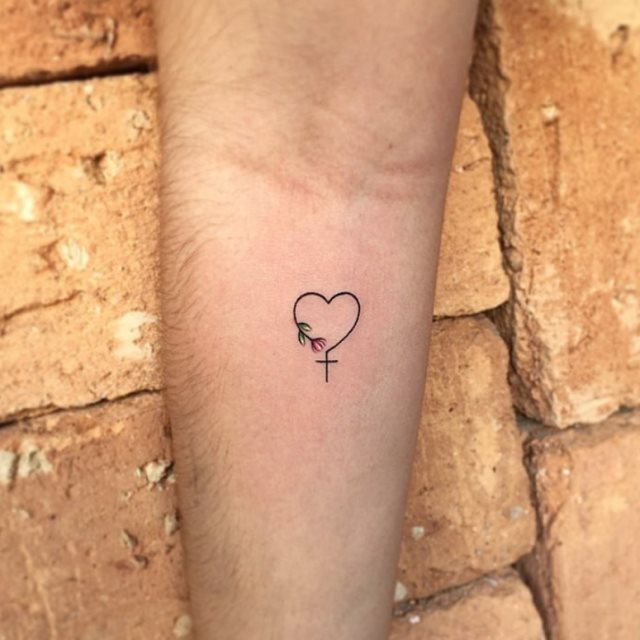tattoo femenino con una cruz 54