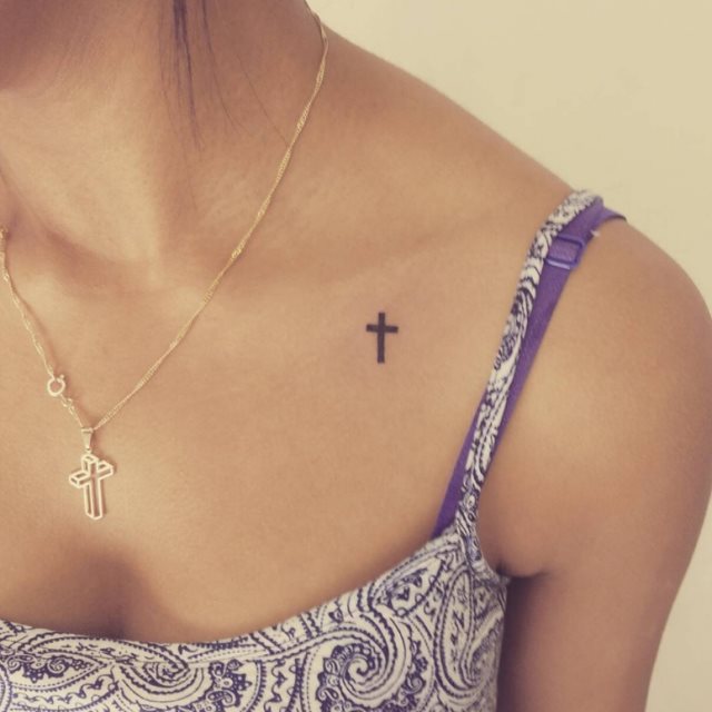 tattoo femenino con una cruz 55