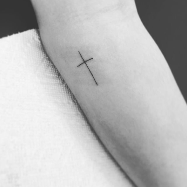 tattoo femenino con una cruz 56