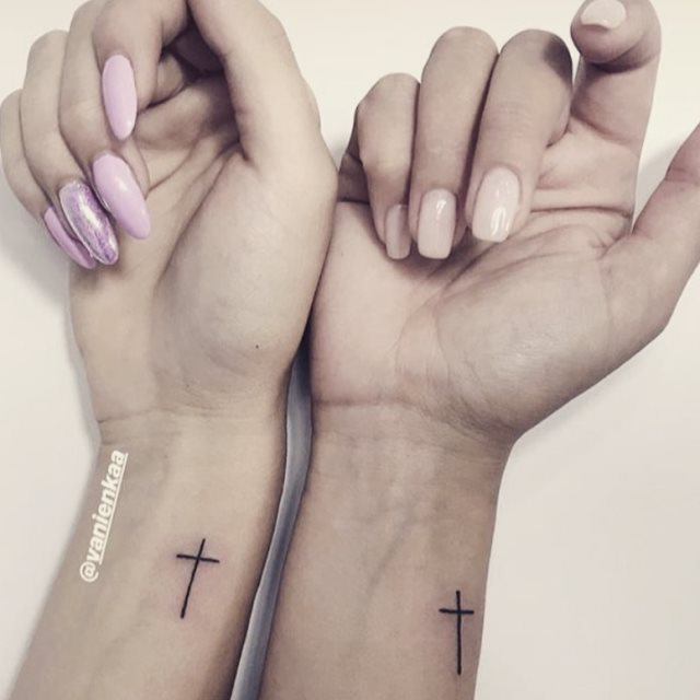 tattoo femenino con una cruz 57
