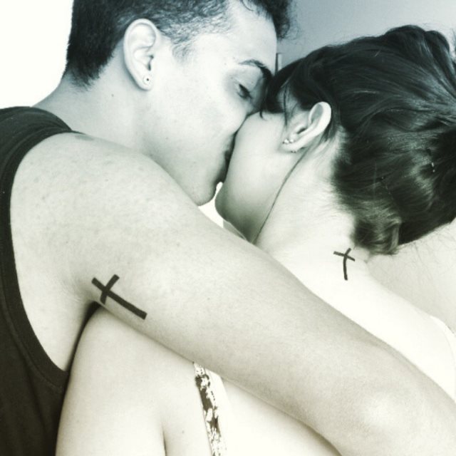 tattoo femenino con una cruz 58