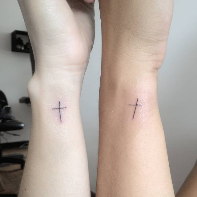 tattoo femenino con una cruz 59