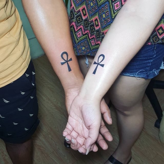 tattoo femenino con una cruz 60