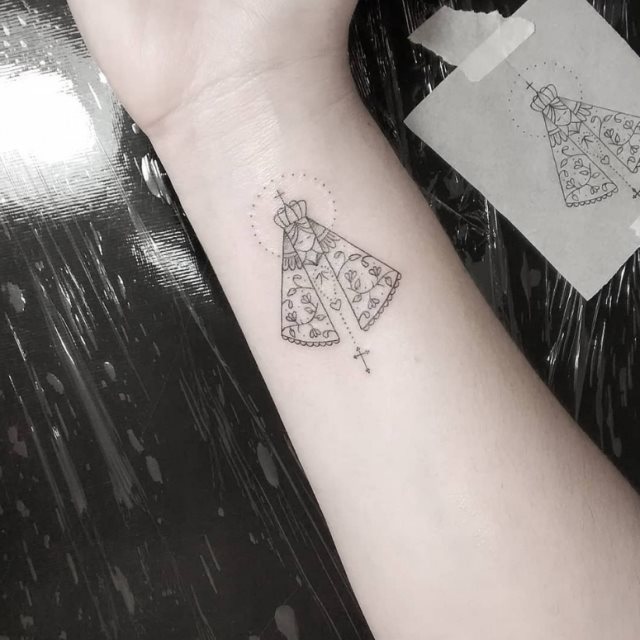 tattoo femenino con una cruz 61