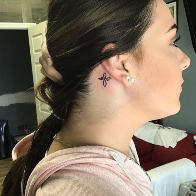 tattoo femenino con una cruz 62
