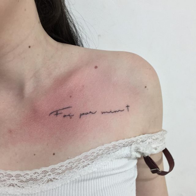 tattoo femenino con una cruz 63