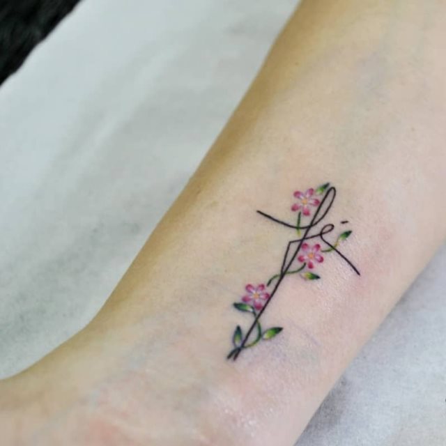 tattoo femenino con una cruz 64