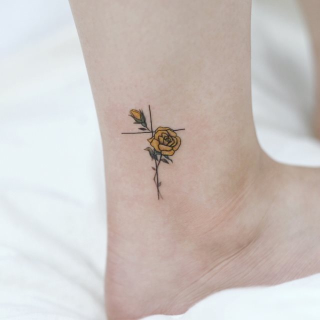 tattoo femenino con una cruz 66