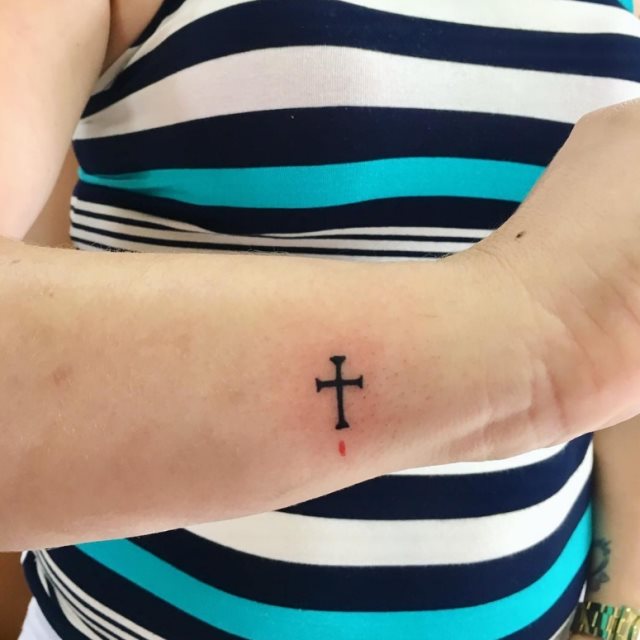 tattoo femenino con una cruz 67