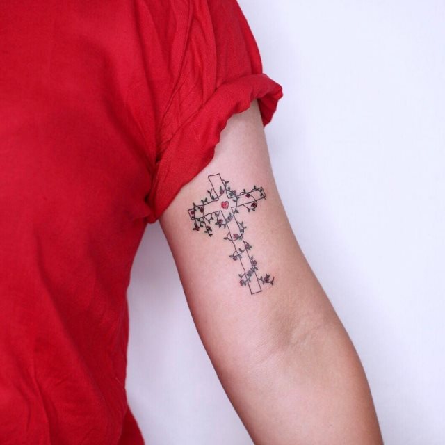 tattoo femenino con una cruz 68