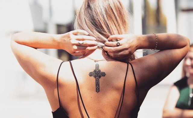 tattoo femenino con una cruz 69