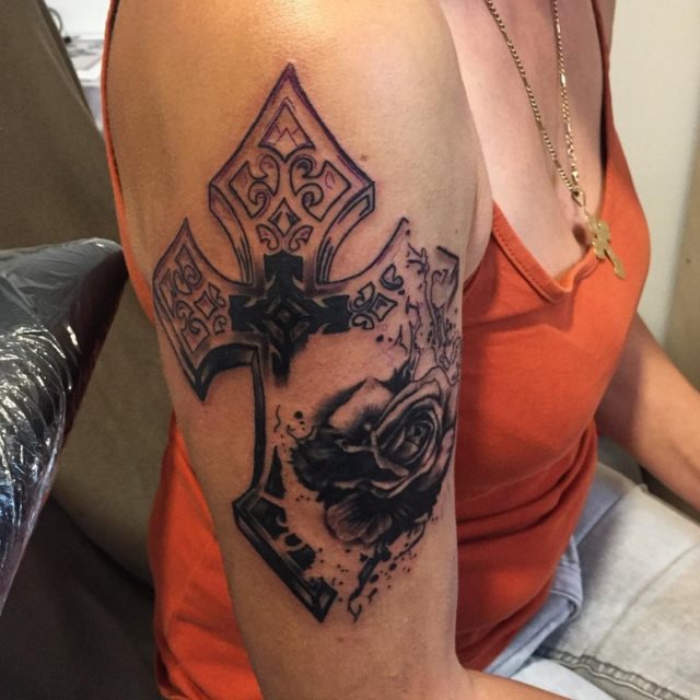 tattoo femenino con una cruz 70
