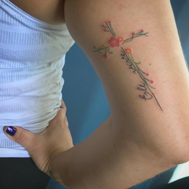 tattoo femenino con una cruz 71