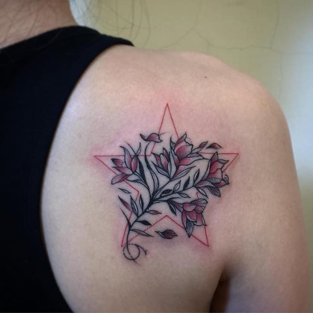 tattoo femenino con una estrella 07