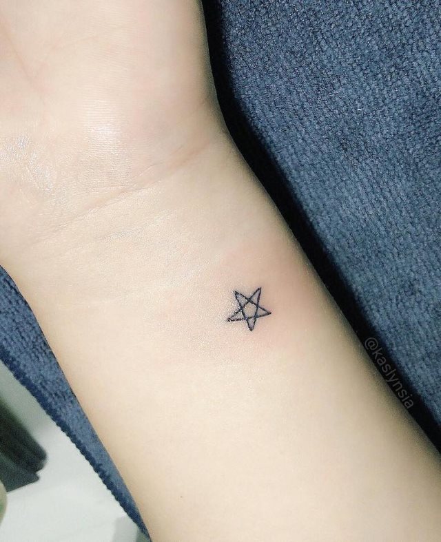 tattoo femenino con una estrella 14