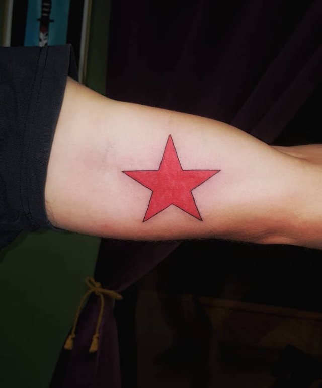 tattoo femenino con una estrella 16