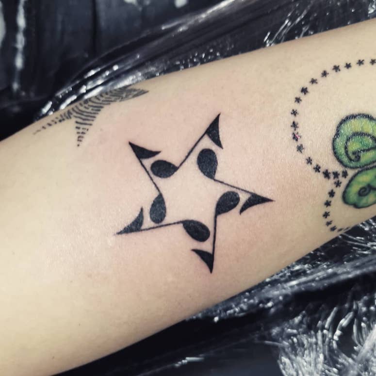 tattoo femenino con una estrella 17
