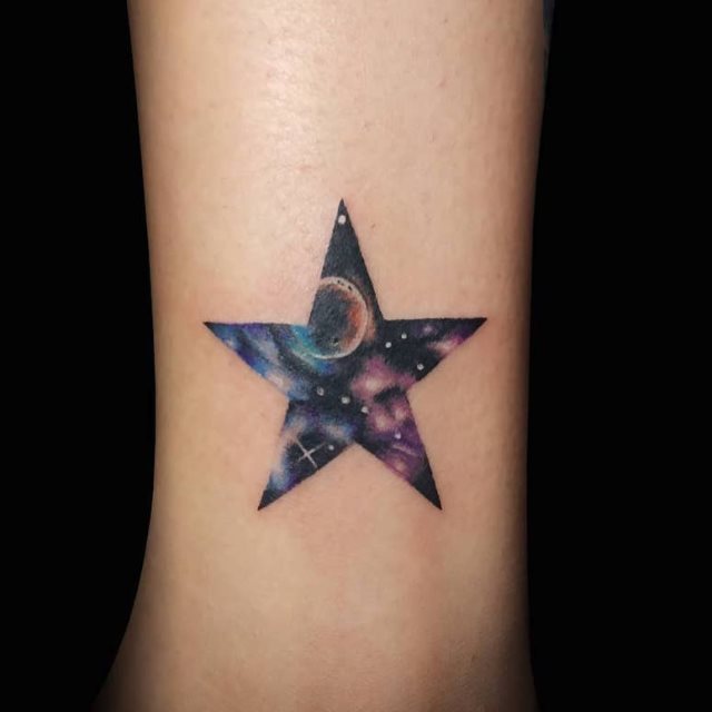 tattoo femenino con una estrella 23