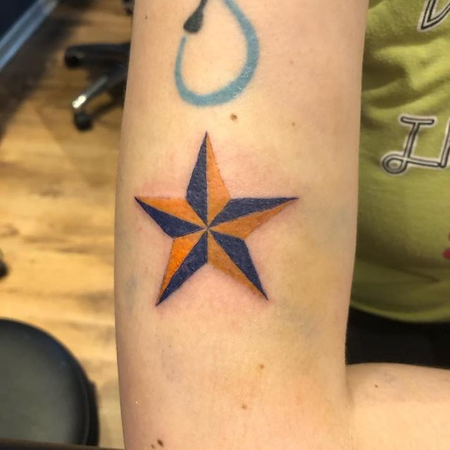 tattoo femenino con una estrella 24