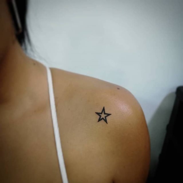 tattoo femenino con una estrella 37