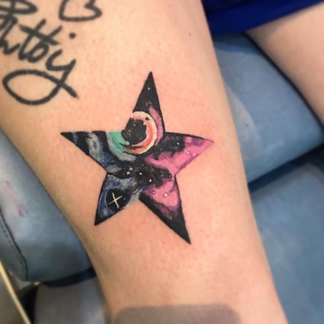 tattoo femenino con una estrella 42