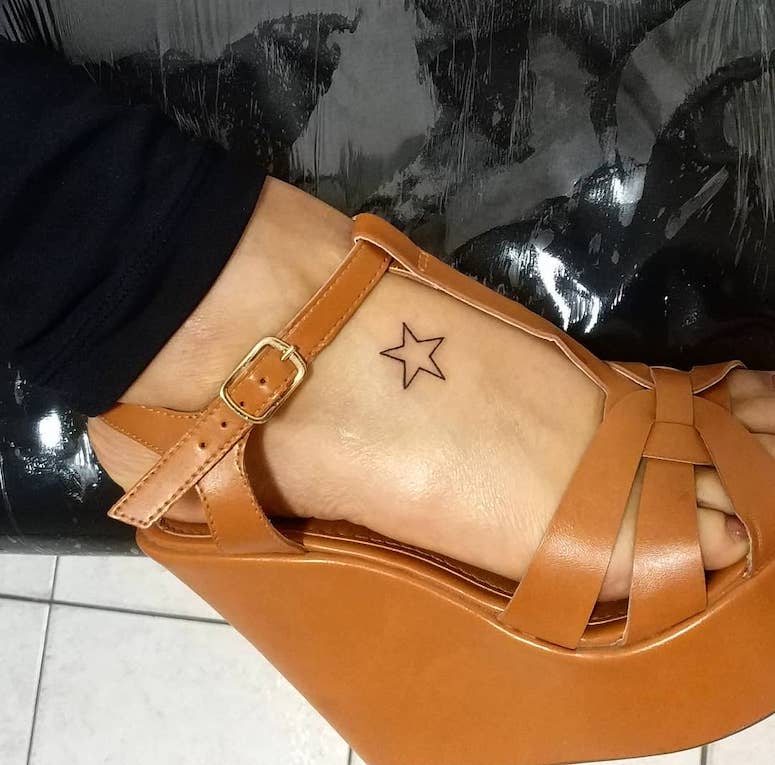 tattoo femenino con una estrella 46