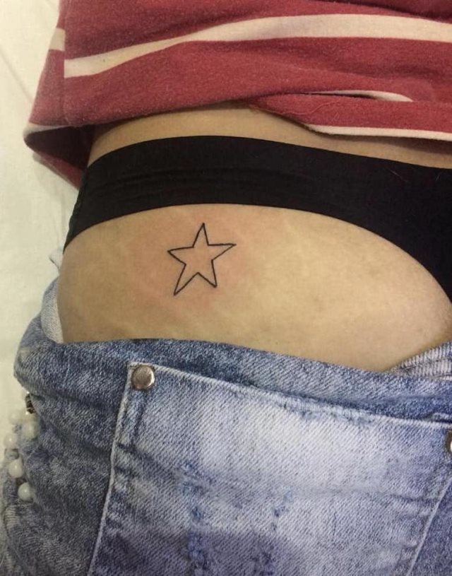 tattoo femenino con una estrella 51