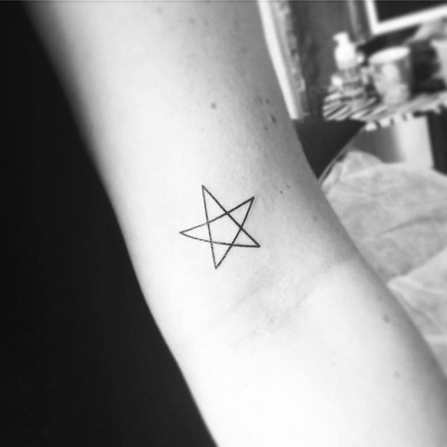 tattoo femenino con una estrella 53