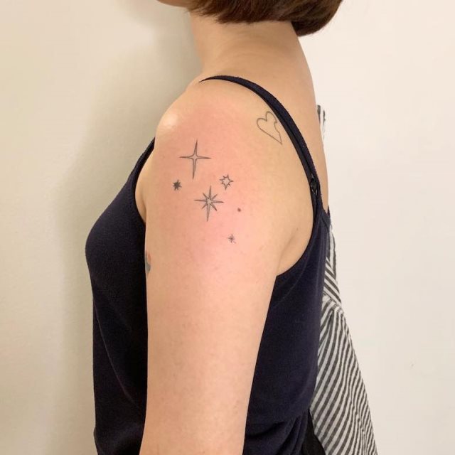 tattoo femenino con una estrella 67