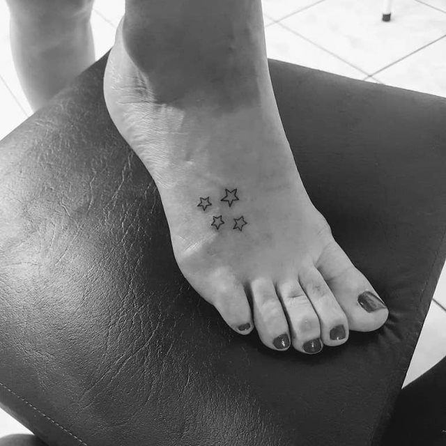 tattoo femenino con una estrella 68