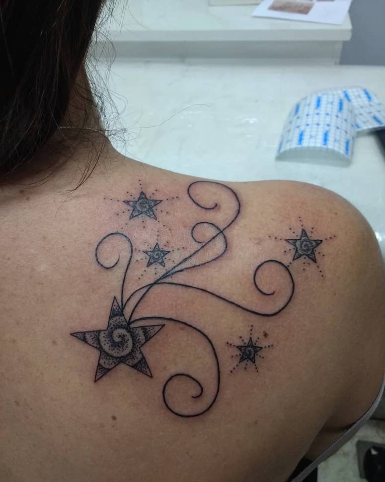 tattoo femenino con una estrella 72