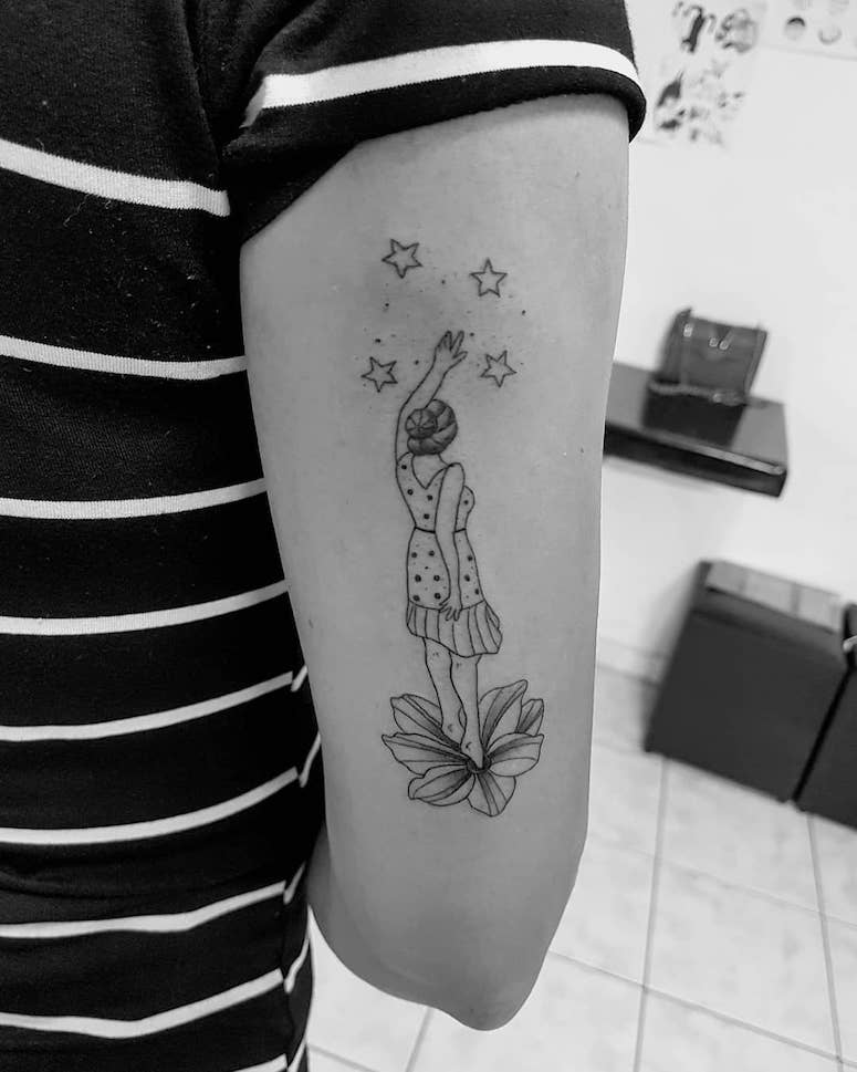 tattoo femenino con una estrella 73