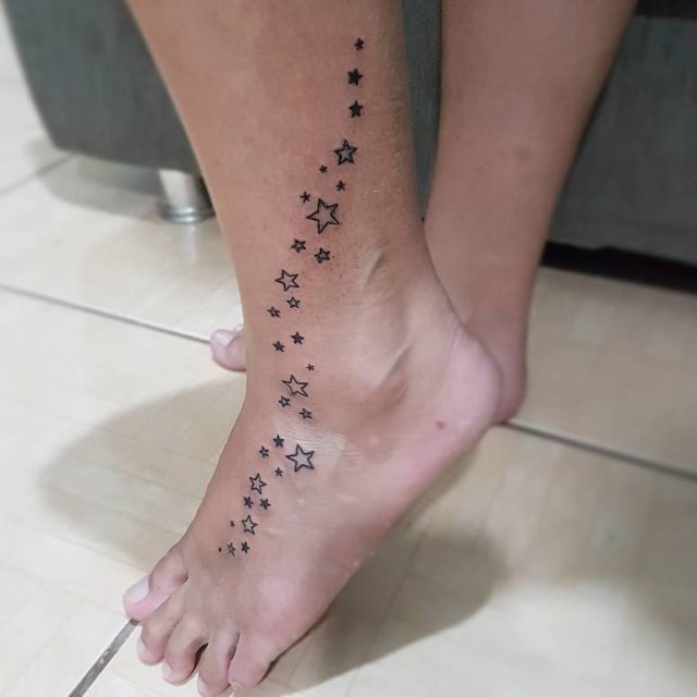 tattoo femenino con una estrella 79