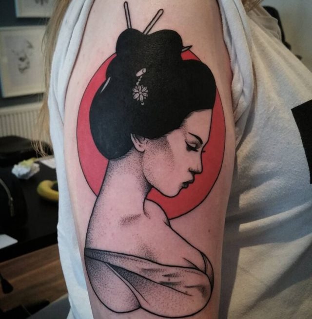 tattoo femenino con una geisha 01