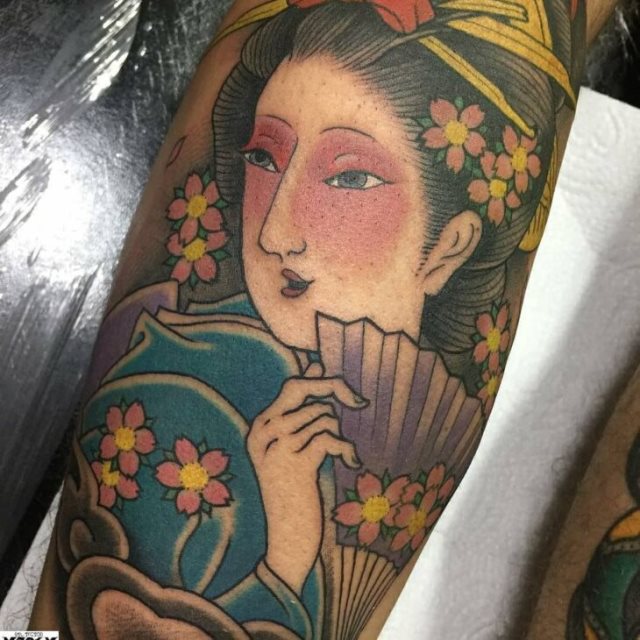 tattoo femenino con una geisha 12