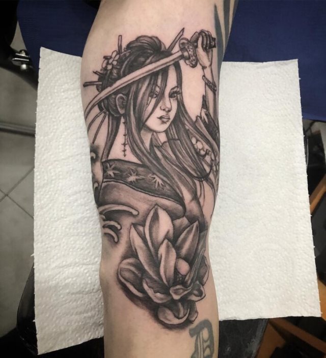 tattoo femenino con una geisha 21