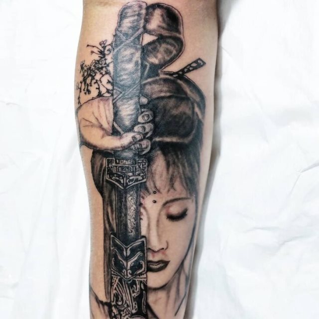 tattoo femenino con una geisha 26