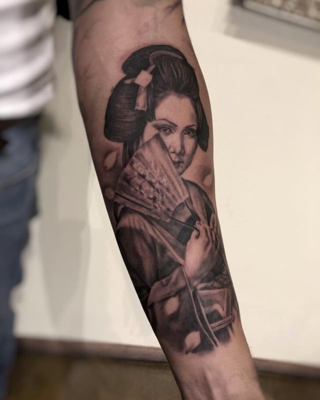 tattoo femenino con una geisha 29