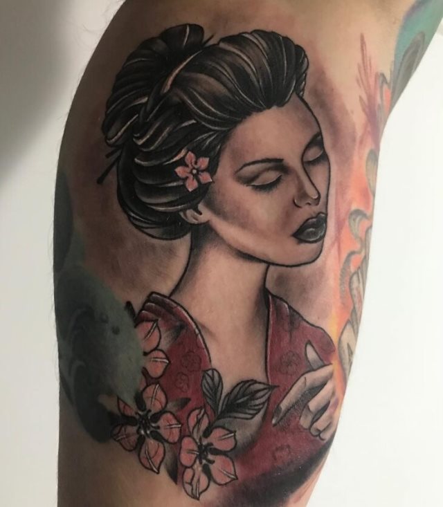 tattoo femenino con una geisha 42