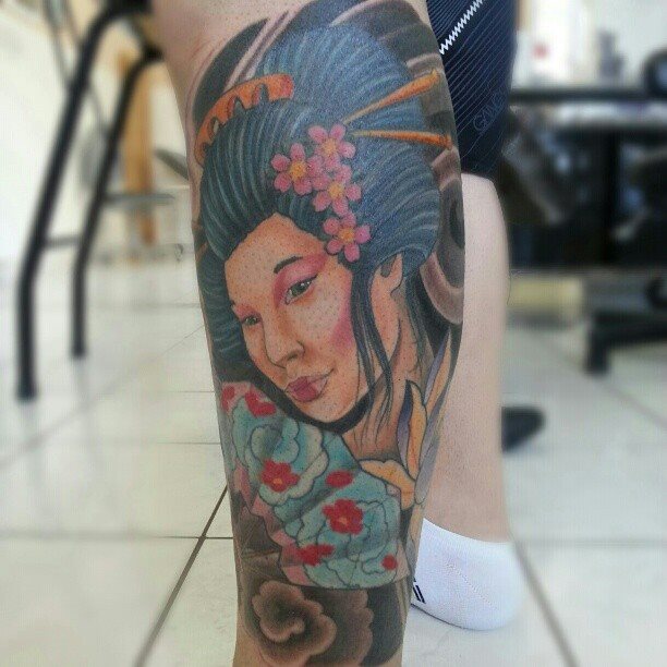 tattoo femenino con una geisha 52