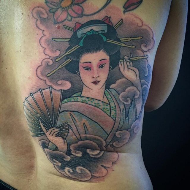 tattoo femenino con una geisha 60
