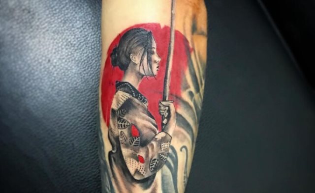 tattoo femenino con una geisha 69