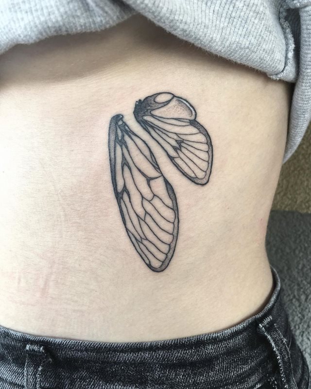 tattoo femenino con unas alas 01