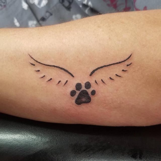 tattoo femenino con unas alas 02