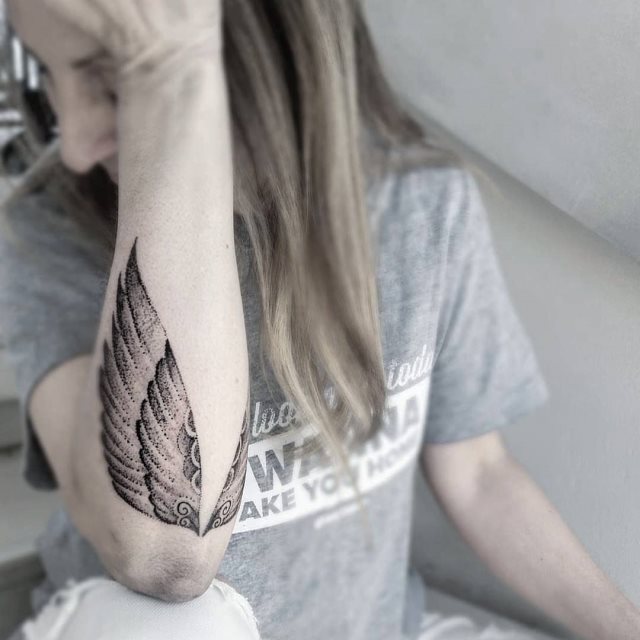 tattoo femenino con unas alas 03