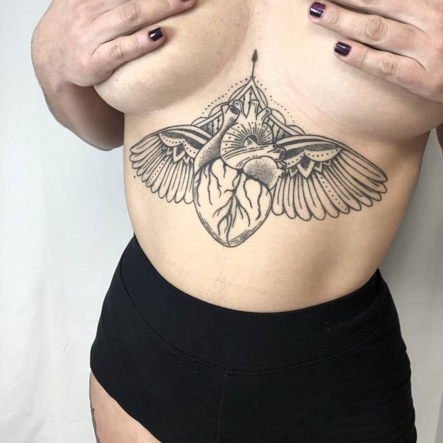 tattoo femenino con unas alas 04