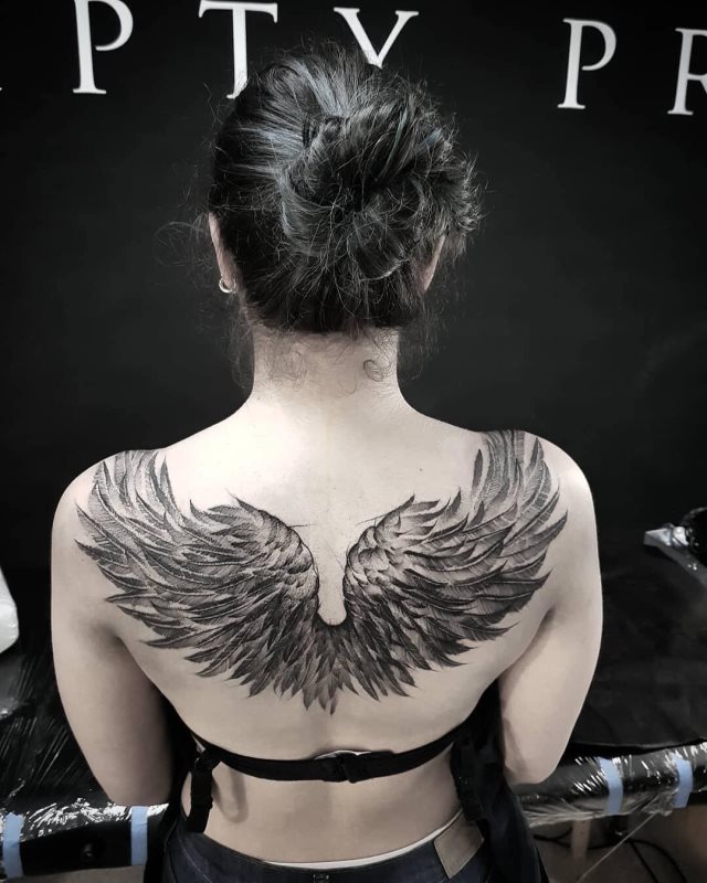 tattoo femenino con unas alas 06